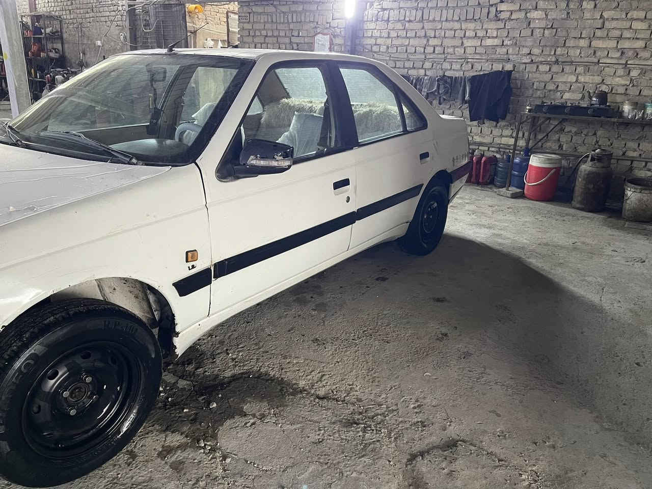 السلام عليكم بيجو 405 مديل 2009  رقم بغداد دولي محرك فرنسي جديد السياره خير من الله ما ناقصه شي تدفئه وتبريد حداديه جديده كهربائيات كله شغاله مكان السياره بغداد حي اور السعر (34$ ) بيه مجال قليل رقم الهاتف ***********
