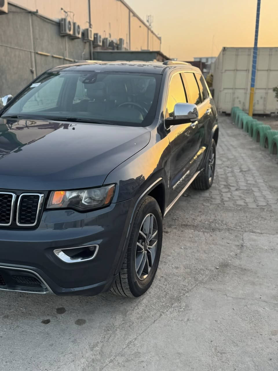 سلام عليكم
جيب كراند شيروكي 2020 مرقم اربيل تحويل او وكاله 
فول مواصفات المتد 
رادارات جانبيه 
حساس امامي خلفي 
كشنات جلد تدفئة تبريد 
كشنات خزن ميموري 
تحكم ستيرن 
شاشة كار بلي 
ماشيه 70 الف حقيقي 
السياره ماناقصها اي شي حداده وتخم تاير جديد 
4 انضمه قيادة فور ًيل 
سبورت
السعر 190
***********
