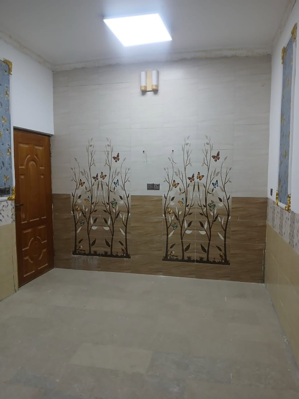 بيت للبيع مساحتة 100م يحتوي علي طابق الاول غرفه واستقبال مطبخ وخدمات طابق ثاني غرفه وبيتونه سندويش أرضية البيت مرمر مكانه حي السلام نوع السند أصفر للإستفسار الاتصال ***********
