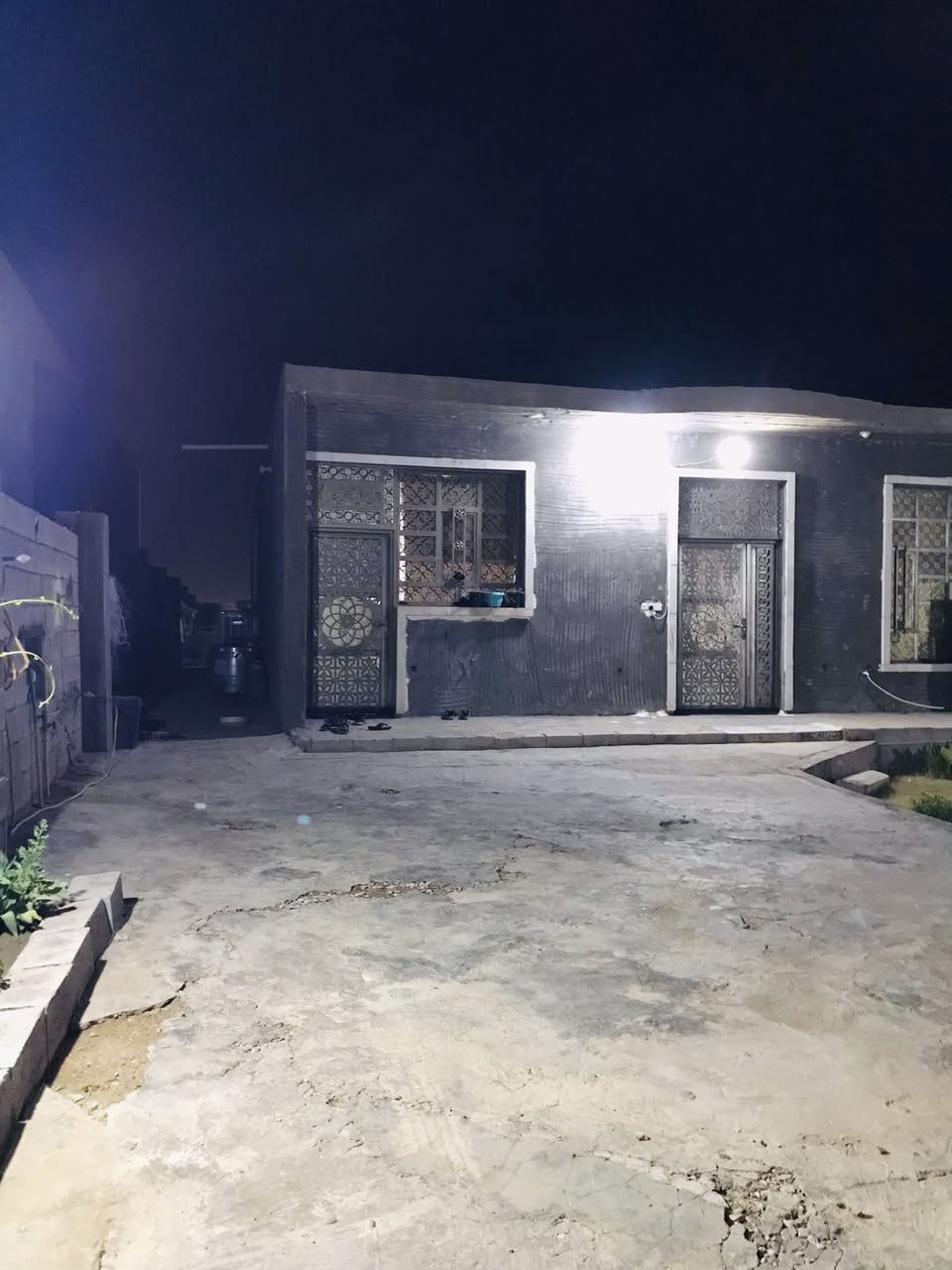 سلام عليكم
بيت البيع موقع البيت شراع 
طابو سند 25 تحويل مباشر
  مساحه 450 الكليه مساحه البناء 187 على شارع 11 البناء جديد 2024ملاحضه اخلف لبيت 3ونص متر ترك خدمات فول ماء كهرباء كله ريسيه 
بناء بلوك درجه اولى مكون لبناء من غرفتين وصاله وديوان ومطبخ وحمامات 

       سعر 90 مليون وقابل لتفاوض التواصل ***********
