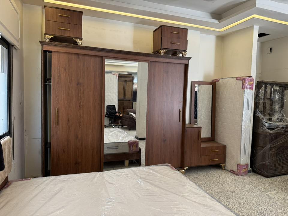 مو أي غرفة نوم…  
هاي غرفة بتخليك ترجع عالبيت ركض 😅🛏️

تصميم أنيق ✨  
خشب فخم بلونو الطبيعي 🌰  
وخزانة مرتبة بتشيل همّ الدنيا 😎

والأحلى؟ 👌  
🔨 التفصيل حسب الطلب  
على قياس غرفتك… وعلى ذوقك تماماً

بدك تعديل؟  
بدك لون معين؟  
بدك خزانة أكبر أو تسريحة مختلفة؟  
ولا يهمك 😉 نحنا منفصلها متل ما بتحلم فيها

لأن بيتك بيستاهل لمسة فخامة

👈حابب تعرف السعر؟ 
تعليق وتكون التفاصيل عندك 💬🔥

📞 للحجز والاستفسار :

0933414133 – 0964414133

📌 الموقع على الخريطة (لوكيشن):
https://maps.google.com/?q=34.702587,36.725578

📍 العنوان:
حمص – وادي الدهب – شارع الأهرام
جنوب مشفى الأهرام بـ 200 متر
جانب شركة الفؤاد للحوالات


**إذا كنت صاحب هذا الإعلان وتريد حذفه لأي سبب، رجاءا أرسل رسالة إلى الدعم الفني**