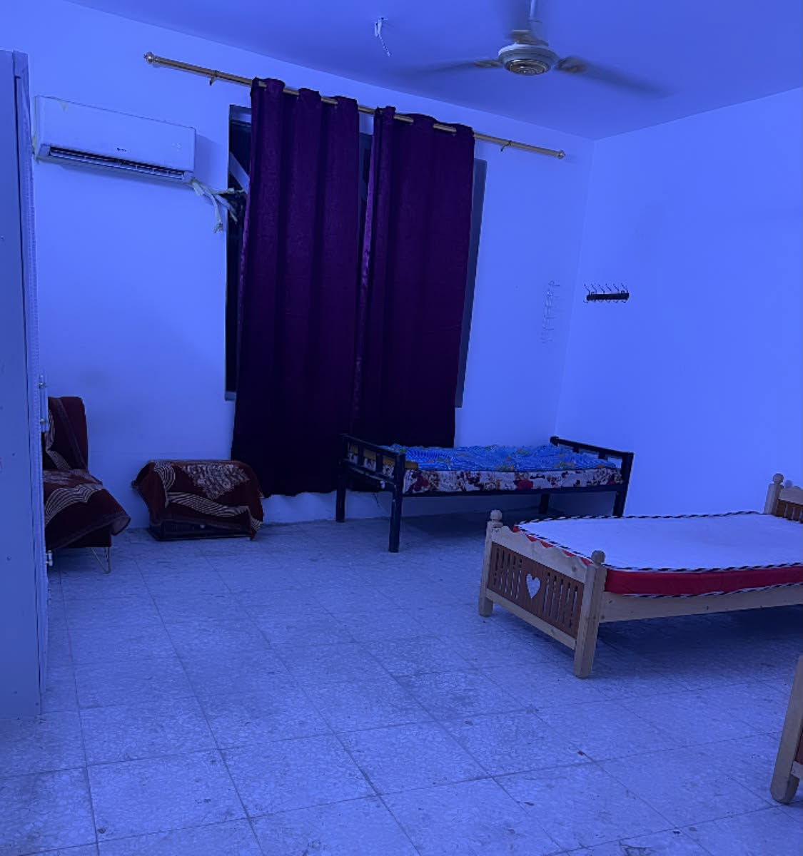 السلام عليكم شقة مؤثثة طلاب او موظفين للإيجار بنظام السرير مساحةً 130 طابق اول غرفتين نوم مع درج خارجي وكراج كبير مشترك مع الشقة الأرضية  مع مساحة لوقوف السيارة أمام الدار . غرفة بيها  4 اسرة والثانية 3 اسرة بالإضافة الى مطبخ مؤثث وصحيات كاملة سبالت انفيرتر  مع مبرده تشتغل منطقة الاسكان على الشارع العام مقابل كلية بغداد للعلوم الاقتصادية وقريبة على المأمون والتراث والنخبة والنسور وآشور الشقة فارغة حالياً سعر السرير 150 الف اذا مجموعه كاملة الشقه يأجروها السعر بي مجال علما الايجار بدون دلاليه كوني صاحب الدار ***********
