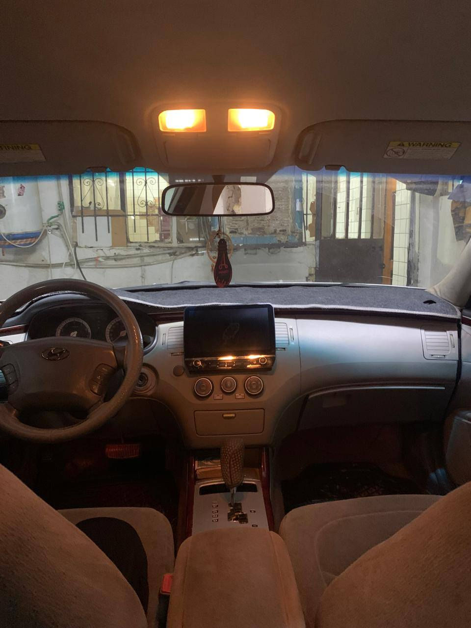 السلام عليكم. 
للبيع هونداي ازيرا 2008
كير درجه اولى 
محرك ٣٢٠٠ 
حداديه جيده تايرات نظيفه 
تبريد السياره راقي جدا  بيها جفيه وظربه بالجنطه خفيفه 
رقم انكليزي صلاح الدين 
اللون فضي بدون دواخل حادثها 
للعلم السياره تمشي وقطع غيارها اشتريتها وموجوده عندي كله موسسه السياره ادير  سلف وتطلع بيها.
 تعال شوف بعينك اتصل ع الرقم ***********. مكاني تكريت 
للعلم السياره فول مواصفات عدا الفتحه.
