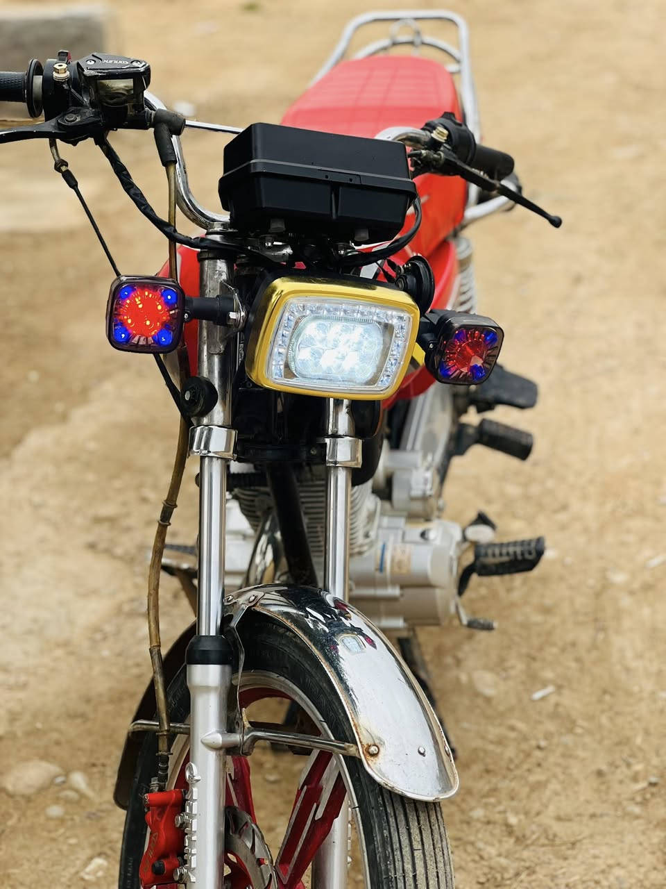 السلام عليكم دراجة سيفان 2023محدثة 25دراجة مكفولة من كلشي اوراق كامله دشبول ٢٥ دبلات جدد صلنصة رياضية كهربائيات كلها شغالة سلف هندر نكره ***********اتصل على رقم ودلل السعر 575وبي مجال للشراي
