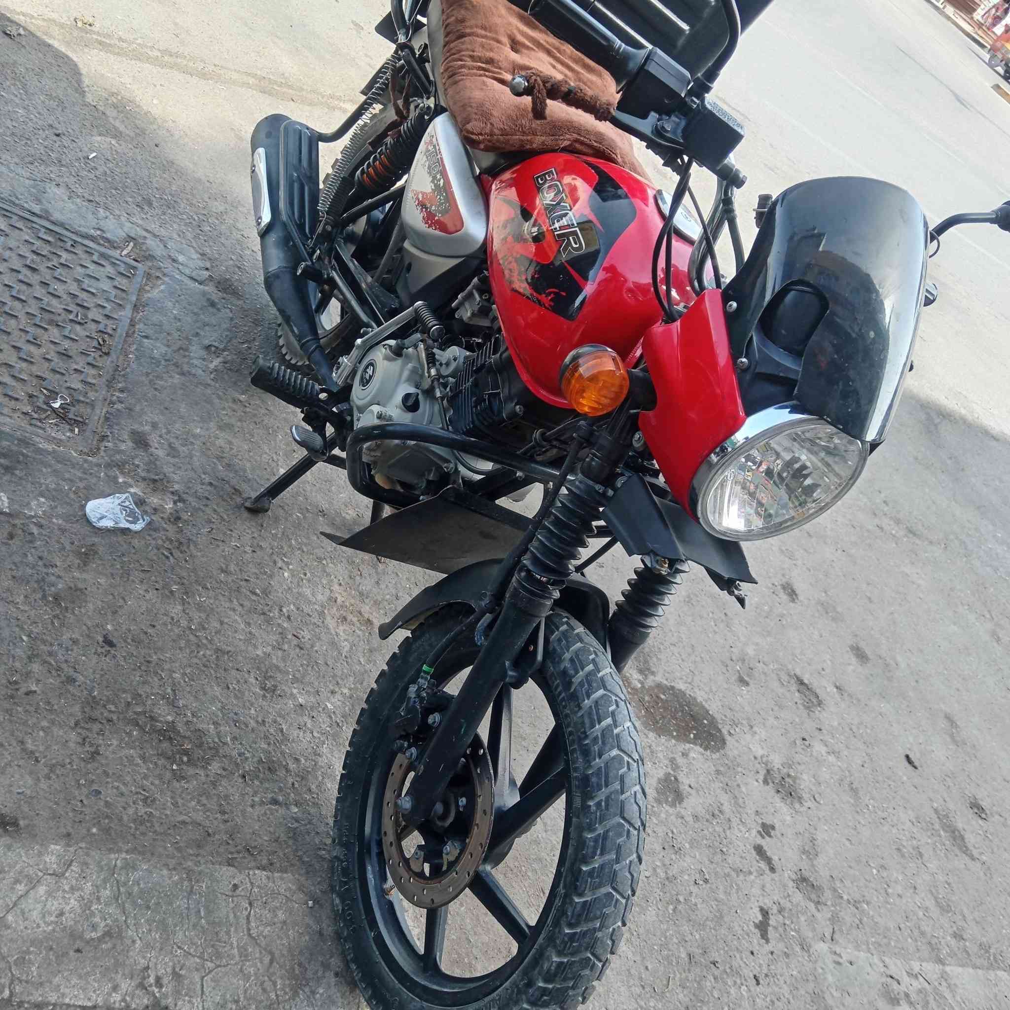 دراجه بوكسر مديل ٢٢ نضيفه الدراجه ماعايزه شي ورقم لوحات ماطالعه بعدهن سعره مليونين وبيه مجال قليل مكاني حيانيه ***********
