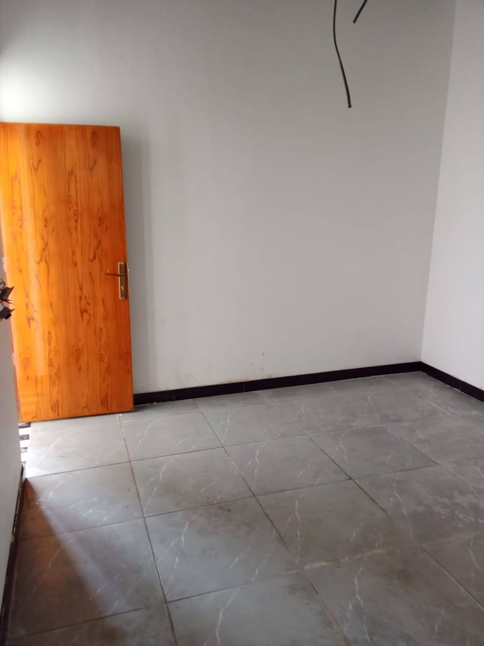١٠٠ متر مربع بناء طابوق غرفه وصاله وديوانيه ومطبخ صحيات داخليه وخارجيه ومنور الدجين شارع قصي ابو المولد ***********
