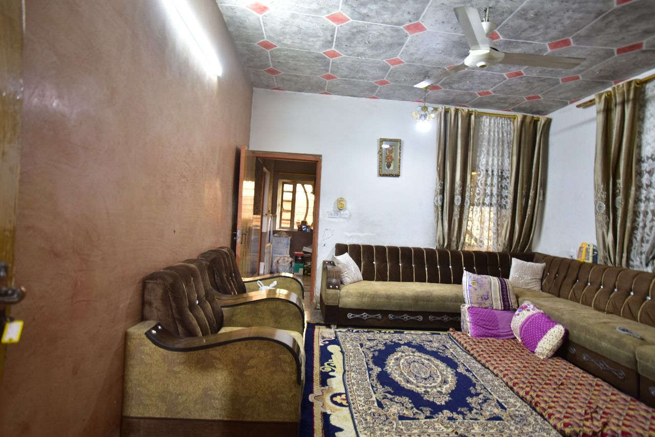 🟥السعر 260 مليون وبي مجال بسيط 

دار للبيع في منطقة الشرطة الخامسة 
مجاور مدرسة القادسية
شارع حسينية السيدة رقية
النوع = طابو سكني  (وليس زراعي)
البناء = مسلح بالكامل
(باسمي وليس ورثة)

المساحة = ٢٠٠م 
الطابق الارضي = حديقة / كراج / مطبخ مفتوح / صالة /      
هول / غرفة نوم / حولي / حمام / تواليت / منور 

الطابق الاول = غرف نوم ٤ / حمام ٢ / مطبخ / سطح ناصي

الواجها حجر - بناء ثمانينات مرمم - ارضية الطابق الارضي( كرانيت ) - ارضية الطابق الاول كاشي 

موقع الدار جدا جدا مميز ( لا يوجد أمامه بناء منازل ) واجهة الدار ١٠*٢٠ 

 للاستفسار واتساب  ***********
 🔵 علما أن الدار حاليا غير مسكون ( فارغ )
🟥 السعر 260 مليون وبي مجال بسيط
