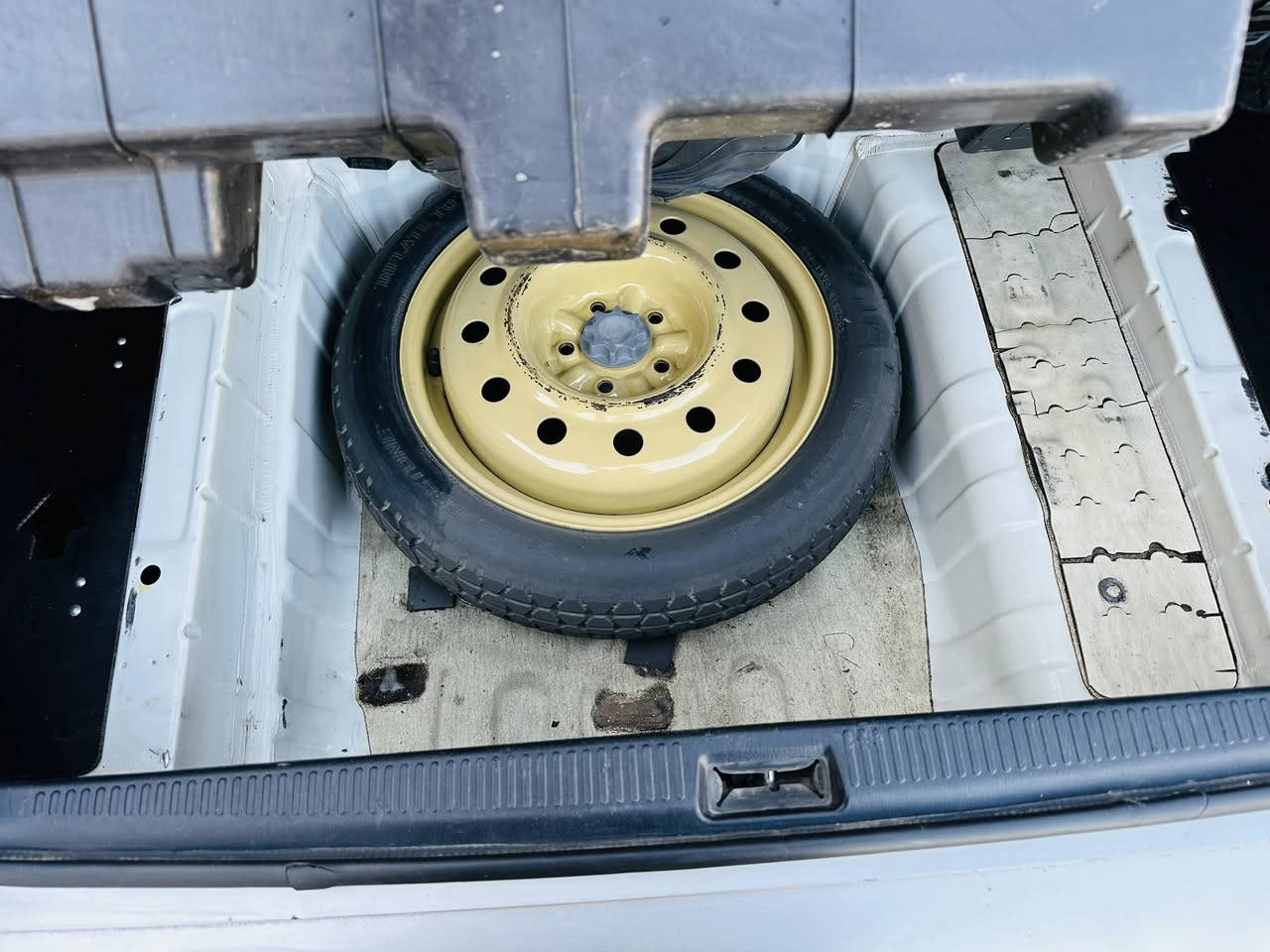 السلام عليكم 
للي يدور جديد وجاهز وكفاله
ملكه تسجيل جديد قرار 48
شاصي175محرك D4الكبير
فول مواصفات ما عده الفتحه
غرفه جلد تبريد خلفي أربع 4️⃣ دكم 
كشنات اربعه كهربائيه 
تحويره النجف فوك وجوه 
دشبول مثنى العيساوي 
بكلايت ابو عيون 👀 ماصدات كرستال
ويل نجمه تخم تاير جديد شباك ابو العلامه 
قواعد ارقام عليها ادامه كامله ما عايزه برغي 
سياره مال جناي السعر ١٦٠ اي استفسار 
 ***********
