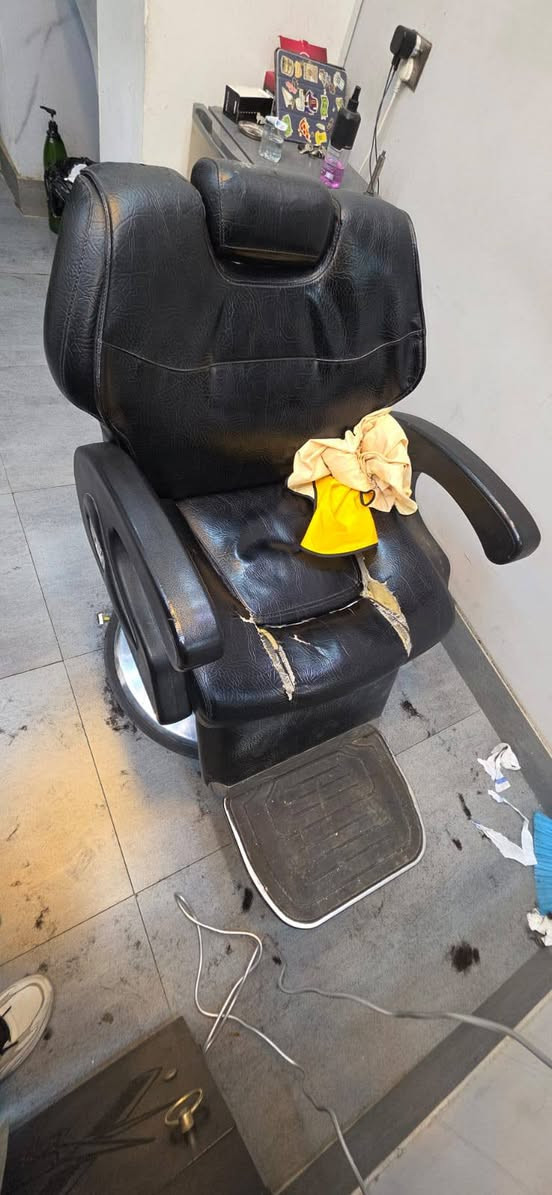 ٣ كراسي حلاقه مستعمل محتاجات فقط دوشمه كلشي شغال 
للبيع السعر ٣٠٠ الف كلهم مابيع كرسي واحد *********** اتصال
