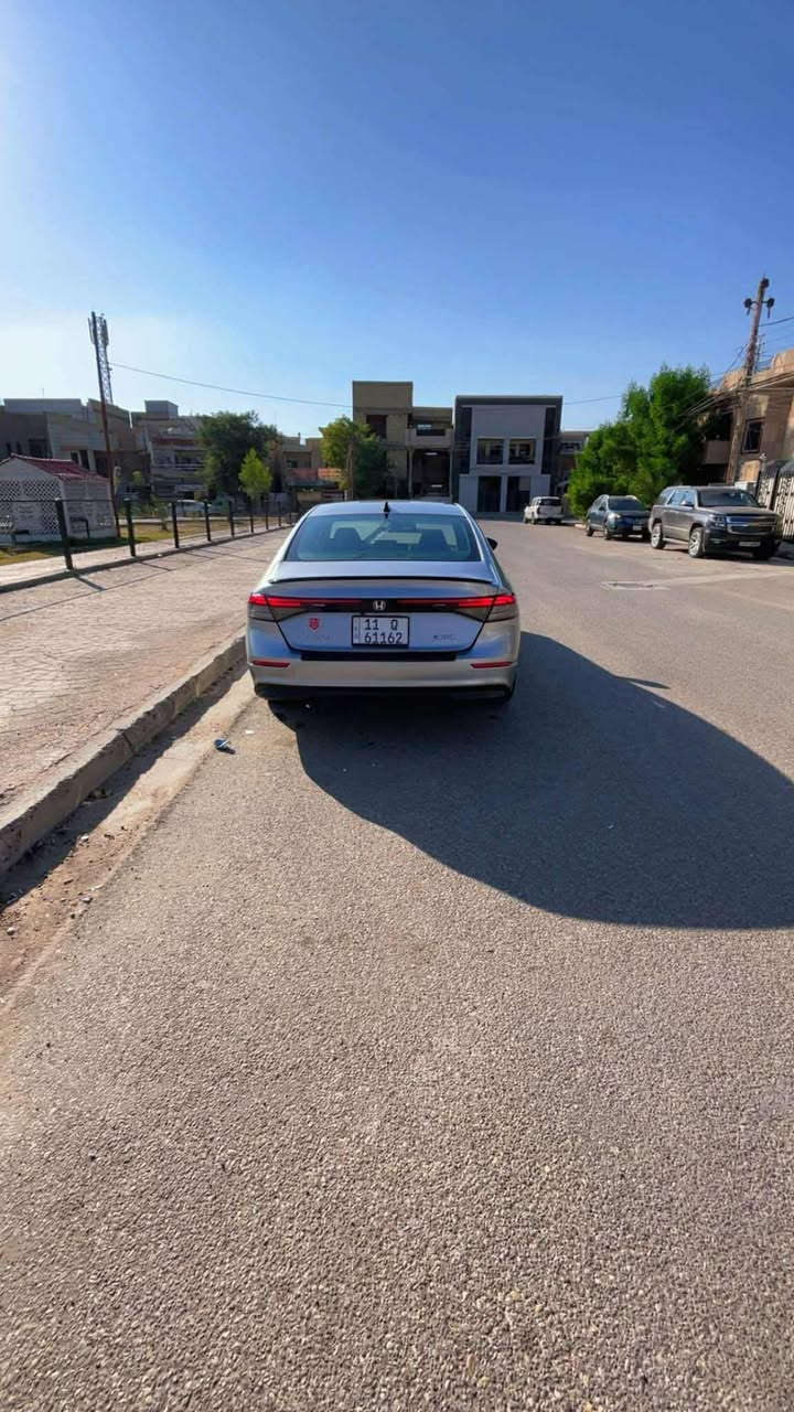 هوندا اكورد سبورت موديل 2023 هايبرد 
 
السيارة ماشيه 62ميل 

فول مواصفات 
• مكينة 2000 هايبرد تنفس طبيعي
• كير اوتوماتيك 
• شاشة كبيرة
•فتحه سلايد
• كاميرا خلفية 3 انظمة
• كرسي كهرباء  لون اسود  
• رادار امامي
• مانع تصادم
• محدد مسار 
• تصحيح مسار
• شفتات بالستيرن
• مثبت سرعة
• مانع انزلاق
• دخول ذكي 
• إنارة ترحيبية
• هندبريك كهرباء
• عداد ديجيتال
•لايت عدسات زينون
• نظام اوتو لايت Auto
• لايت العالي زنون 
اوتو هولد للبريك
• حساسات مطر 
• حساسات امامي خلفي 
• حساسات ضغط هواء الإطارات
• أوامر صوتية
• 4 أنظمة قيادة (eco,individual , sport,normal )

السياره وارد امريكي حادث موجود بل صور 

السعر 175قابل للتفاوض 

مكان السيارة بغداد حي الجهاد
***********
