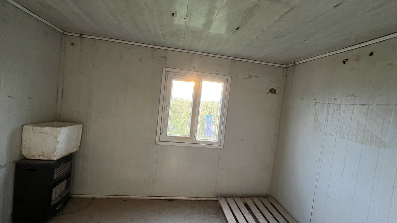 کابینە بۆ فرۆشتن
درێژی/7مەتر
پانی/3مەتر 
بەرزی/3مەتر
کراوەتە دوو ژوور
هەر ژورەو دەرگاو پەنچەرەی خۆی هەیە 
خەتی کارەبای جاهیزە 
شوێن قوشتەپە 
نرخی 9 وەرەقە 
ژمارەی مۆبایل ***********
