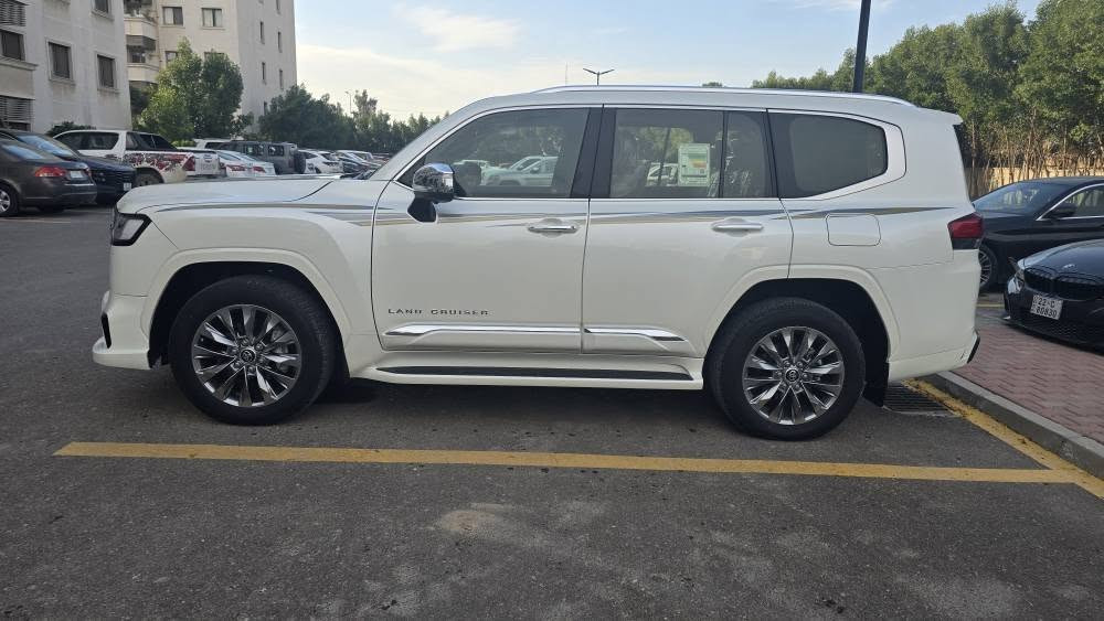 تحيه طيبه 
للاستفسار اتصال على الرقم *********** 
للبيع لاندكروز VX LIMITED  2024   
تنفس طبيعي 4000cc 
مواصفات فول الفول دبل رادار حساسات امامي وخلفي  كراسي حار بارد كراسي خلفيه تبريد داخل احمر  سقف كنتاره اسود 4 كامرات كرسي ذاكره ميمور 3  وضعيات نفس ال vxr  ترحيب شعار لاندكروز بالابواب ابواب شفط صندوك شفط  نظام صوتي jpl  فتحة سقف 
كراسي خلفي كهرباء شاشات بلاد دفن  
دفع رباعي 
السياره جديده بحالة الوكاله كفاله عامه من اي ملاحظه بدون نكراش بدون تنميل بدون تكحيل ماشيه 16 الف كيلو قابل للزياده جميع الاغراض والعده مامستخدم كلشي على وضع الشركه البرده والهوك والهتفونات وباقي الاغراض على وضع الشركه مامفتوحات  رقم بغداد دولي بأسمي تحويل مباشر  مكاني بغداد حي العدل
للاستفسار عن السعر وباقي التفاصيل  يرجى الاتصال على الرقم *********** بغداد, العراق
