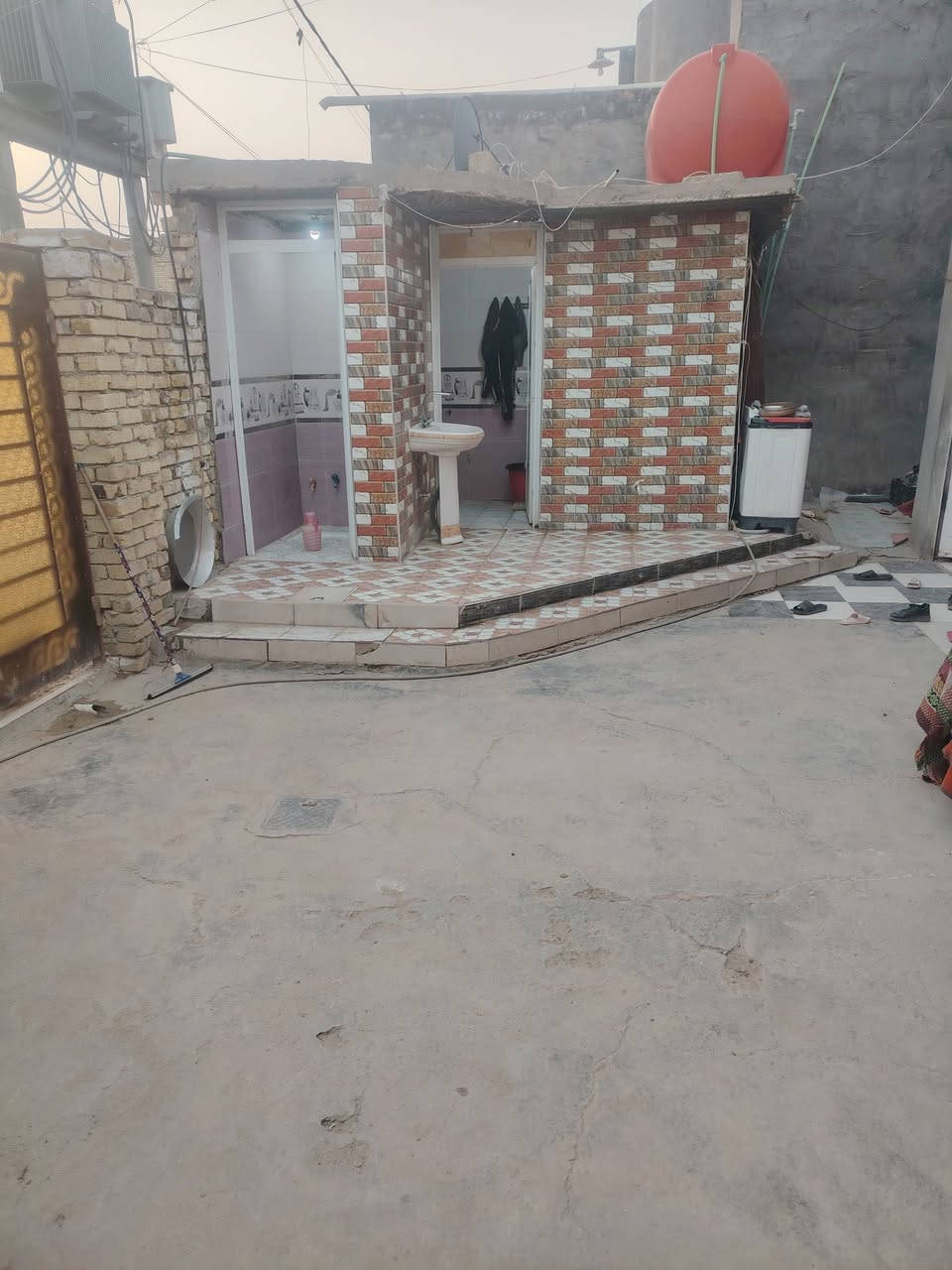 سلام عليكم بيت للبيع بحي الزهراء قرب مدرسة جبل العامل يتكون من 4غرف نوم صاله جبيره ستقبال مطبخ صحيات خارجيه مساحه 225 طابو صرف للستفسار اكثر اتصال ***********السعر مناسب جداً
