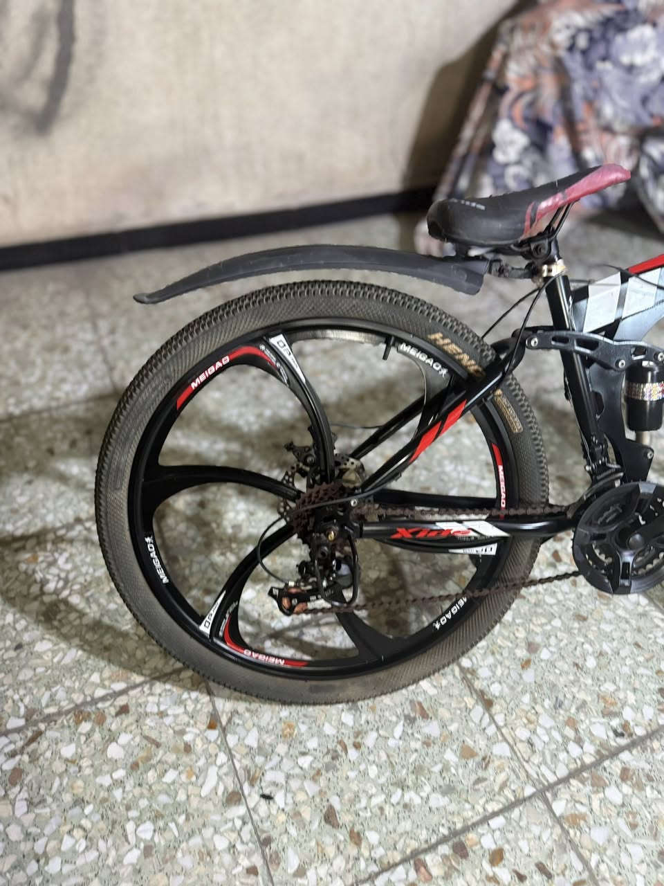 بايسكل سبورت مرتب كلش ونظيف وكلشي شغال شكله حلو وسبورت وتكدر تطبكة والويل مالته حلو وتاير رفيع وبريكات زينة اخو الجديد ومرغوب جدا قياس 26 
رايده ب 130 وبيه شويه مجال للطيبين
للي مهتم يتواصل ويايه واتساب او رصيد على الرقم *********** 
مكاني بغداد حي العدل 
موجود توصيل لكن غير مسؤول عن البايسكل اذا صارله شي بالتوصيل الافضل تجي تاخذه
