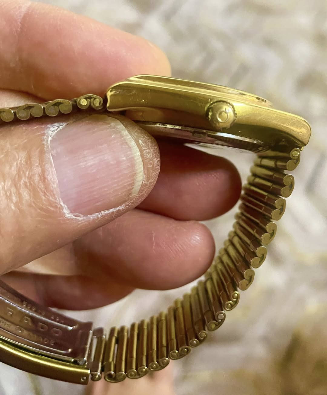 ساعة كاندينو (candino) 2000 صناعه سويسرية اوتماتيك 
الهيكل والسوار طلاء ذهب ثابت
(Cold  blated)
نافذه لعرض التاريخ اليومي والشهري 
ويرمز السيفين والنخلة كشعار إلى المملكة العربيه السعودية
القطر 34-38 ملم
وقت مضبوط جداً جداً
السعر 200 ألف 
للمهتم خاص ***********
المكان كركوك يوجد توصيل
