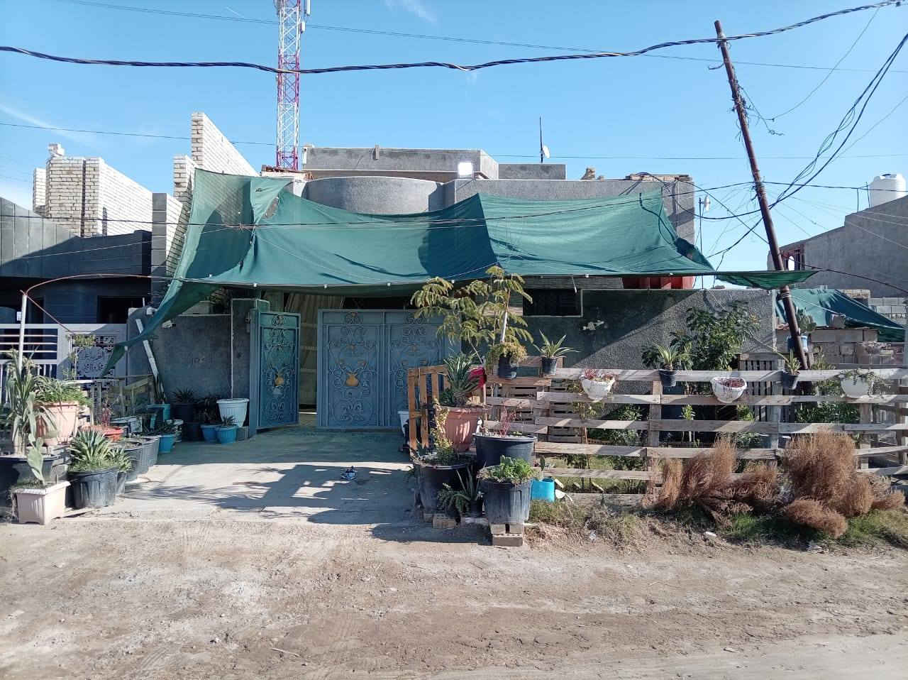 بيت للبيع طابقين مساحه 250متر يتكون من استقبال 4*8+مطبخ+4*4+صاله 4*9+غرفتين نوم4*5 الطابق الثاني يتكون من غرفتين نوم4*5+ صاله+سطحين واسعات +ترك جانب البيت وترك خلف البيت السعر اتصل ***********
