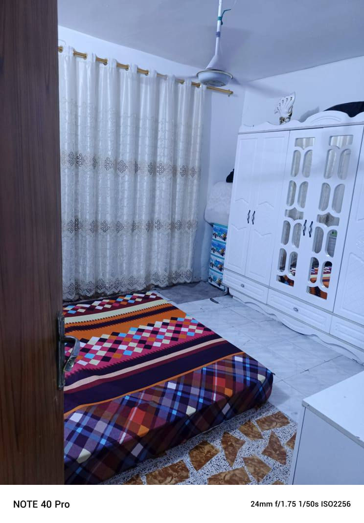 السلام عليكم بيت 100متر سند 25يحتوي على 2غرف نوم واستقبال وصاله ومطبخ طابق واحد وصحيات خارحيه وداخليه البيت بلوك سقف عكاده علما البيت ناصي ينباع واقع حال موقع البيت قرب الامام عون بفرع حلويات دهين ابو علي كافه الخدمات تبليط ماء مجاري كلشي متوفر يمك السعر 65وبي مجال جدا بسيط الشراي يتصل واني بخدمته ***********
