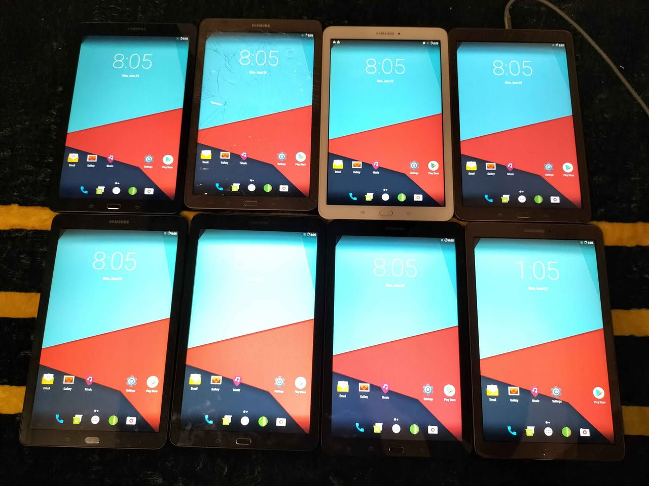ژ.م : *********** نرخ هەمووی 180 هەزار و مەعامەلە 
٨ دانە تەبلێتی سامسۆنگ مۆدێل Samsung Galaxy Tab E هەمووی بە یەکەوە ئەفرۆشم 
هەموویان پاکن تەنیا 1 دانەی جامی سەری شکاوە وێنەم داناوە بەڵام کار ئەکات
سیستەمی هەموویان بەرزکراوەتەوە بۆ Android 7.1.2 هەموو جۆرە بەرنامەیەکی پێویست ( فەیسبووک، تیلیگرام، و بەرنامەکانی خوێندن یوتوب تەنیا لە گۆگڵ کار ئەکات) بەبێ کێشە دەخوێنێتەوە و کار دەکات.
پەیوەندی: ٧ دانەی سیمکارتی هەیە یەکسان بێ سیمکارت
شاشە: ٩.٦ ئینج، زۆر گونجاو بۆ منداڵان، خوێندن، یان بۆ سیستەمی مارکێت و کافتریاکان أربيل, العراق
