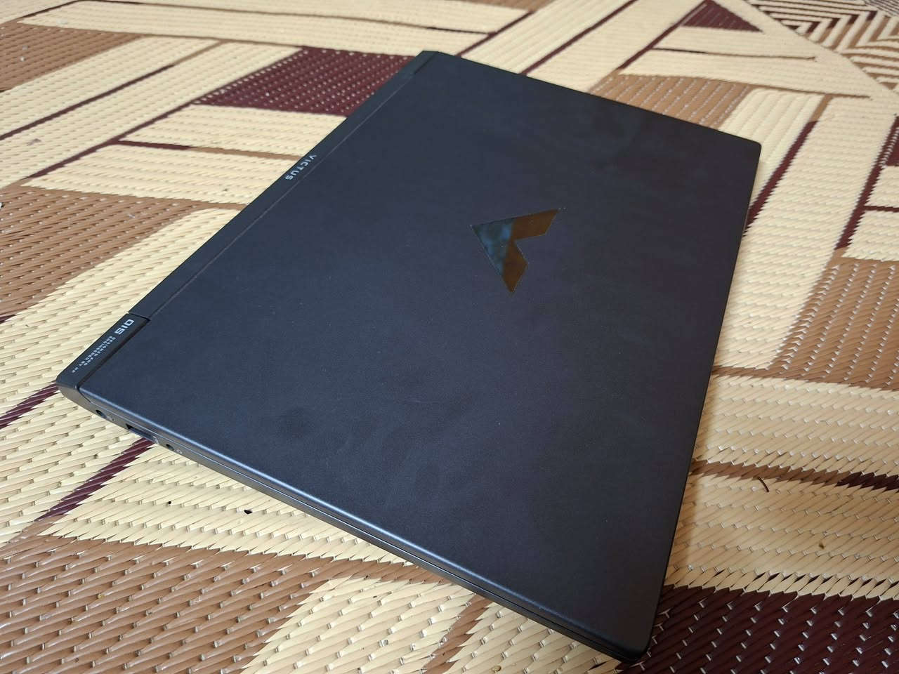 للبيع – HP Victus Gaming Laptop | بحالة ممتازة جدًا
أعرض للبيع لابتوب HP Victus بحالة ممتازة جدًا، تم شراؤه قبل 4 أشهر فقط، وما زال داخل الضمان. الجهاز نظيف جدًا، استخدام شخصي وخفيف، ولا توجد فيه أي مشاكل أو أعطال.

المواصفات:

Intel Core i7 (الجيل 13 - فئة H)

NVIDIA GeForce RTX 4050 6GB

16GB RAM

512GB SSD

شاشة 15.6 بوصة بدقة عالية ومعدل تحديث 144Hz

Windows 11

مميزاته:

مناسب للألعاب الحديثة على إعدادات عالية.

ممتاز للتصميم، المونتاج، والبرمجة.

أداء سريع جدًا وإقلاع وتشغيل سلس.

الشاحن الأصلي موجود.

الجهاز جاهز للفحص والتجربة.

السعر المطلوب: 1,400,000 دينار عراقي.
العنوان بغداد جسر ديالى الجديد 

للاستفسار، يرجى التواصل على ***********
