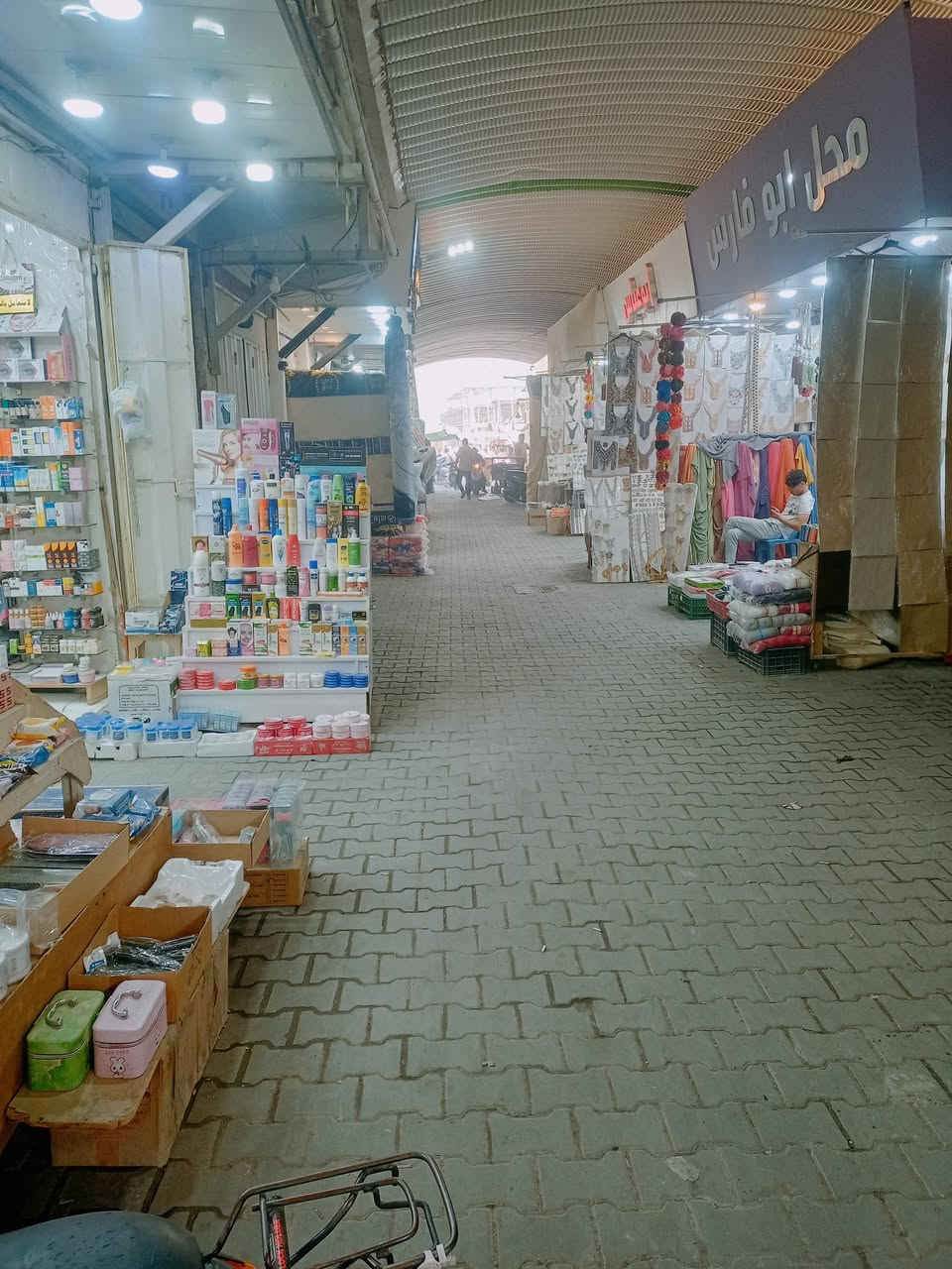 بيت للبيع في الرميثة/ الشرجي شارع النص / سوك ابو عزام للملابس /مساحة 165م / *ملاحظة البيت بي 3غرف غرفتين جوة وغرفة فوك متصلة مع السطح 
للتواصل والاستفسار في الخاص
او الاتصال على الرقم/ ***********
