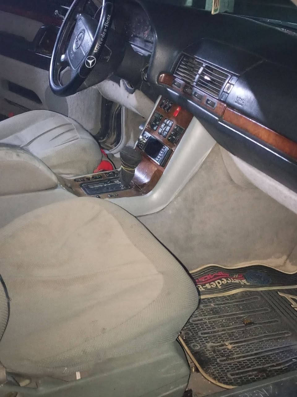 السلام عليكم ...     للبيع او مراوس
مرسيدس شبح  SE 300 موديل 1992بغداد 
وارد يابان بلادية بدون حادث ولا ضرر
اللون نيلي غير محدد
كير 300 ومحرك تابوت بحالة جيده جداً
صدر امامي وخلفي نص عمر
كهربائياتها كاملة  
غرفه مخمل نظافة 95 %
مري شفط
دبل جام
دبل اريل 
اريل كهربائي
مانع انزلاق ABS
بطارية جديده
رقم بغداد مشروع وطني  بأسمي تحويل ثاني يوم
السنوبة لغاية سنة 2026
مكان السيارة بغداد
السعر ( ٨٠ورقة  )
هاتف / ***********
متواجد اتصال / واتساب / ماسنجر
