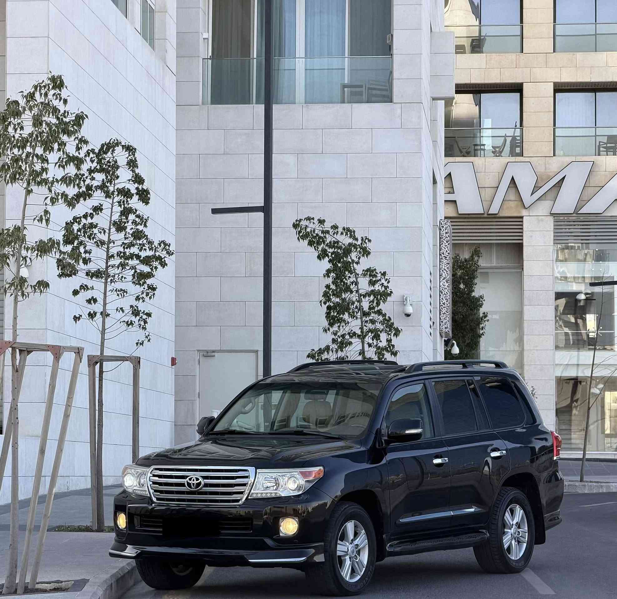 تويوتا لاند كروزر 2013 فحص كامل كرت ابيض دون ملاحضات  
محركVX-R V8 5700cc
لون اسود مميزه وغرفه بيج مميزه 
فل الفل اعلى صنف من فئته
فتحه كرستال 3 حركات 
فرش جلد لون بيج 7 مقاعد مع كراسي كهرباء ومبرده 
شاشه اصليه مع كاميرا رجوع خلفيه مع نظام صوتي مميز 
طاره كهرباء اصليه 
صندوق خلفيه كهربائي بالكامل 
نظام دفع رباعي متعدد مع دفلوك
تشغيل عن بعد عن طريق مفتاح 
حساسات خلفيه واماميه اصليه 
مكيف خلفيه مفصول عن امامي
بصمه تشغيل وبصمه أبواب
أضويه زنون مع LED مع بخاخات أضويه
مري طوي وكهرباء 
ثلاجه وسطيه 
أنظمة قياده عديده 
اضافات عديده لم تذكر......
جنطات 18 مع كوشوك ممتاز 
دهان الوكاله ولا يوجد حوادث 
السعر 29.800د 
رقم 0795886067


**إذا كنت صاحب هذا الإعلان وتريد حذفه لأي سبب، رجاءا أرسل رسالة إلى الدعم الفني**