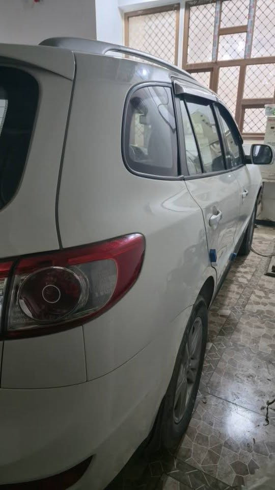 السلام عليكم 
سنتافي 2011 خليجي مكينه 2400دوش 7راكب 3قطع تبريد تحكمات ستيرن جهتين مثبت سرعه فتحه سقف بصمه كشن كهربائي رقم انكليزي تحويل مباشر سياره مكفوله من الصبغ والسونار موجود بالصور محرك جديد شاده قبل اسبوعين وصورته بالمنشور العنوان ديالى للاستفسار *********** واتساب او اتصال
