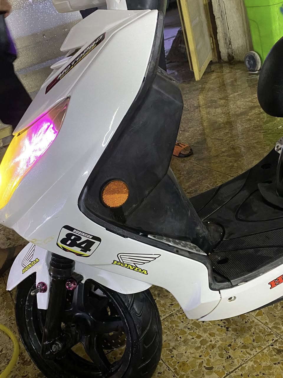 سلام عليكم سكنس فحل مكينه بلادي ببرغي ممفتوح بيها ولا بيه شي تجاري بيها كلجات رياضي لزوج بورقه ونص وبيها صارنصه كاربون رياضي ربع تايرات جدد كلبوات زنون حته لاشاير كهربائيات كلها شغاله تجيب فيتر وتجي وشلعه ومعدل تشك لكاع بيها سستم صوت تيربو لأصلي صوته يرج
السعر :800
الرقم:***********
