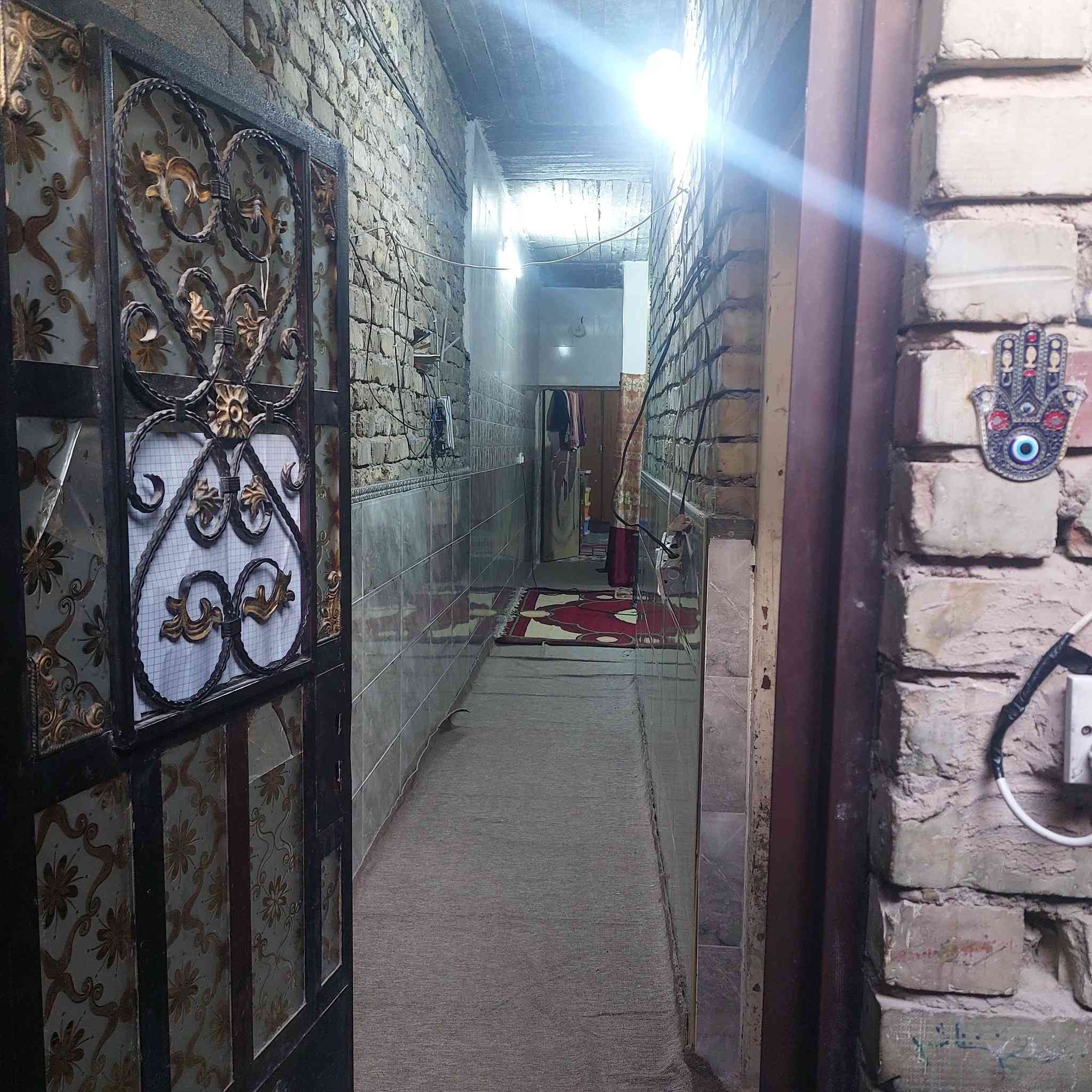 السلام عليكم بيت مساحة ٨٥ مترر 
كلشي موضح بالفيديو المعسكر قرب صورة الامام علي عليه السلام 

***********
