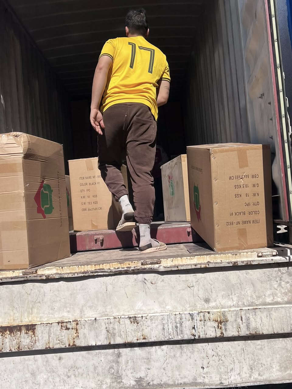 عمال تفريغ وتحميل ونقل المخازن ***********
