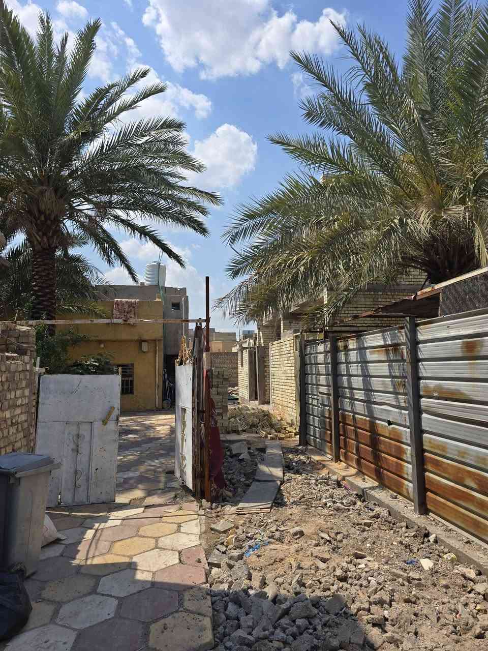 السلام عليكم بيت للبيع مساحة ٣٠٠
مع قطعة أرض مساحة ٢٠٠ 
يعني المساحة الكلية ٥٠٠ 
المكان بستان علي كمال التقاطع الاول على اليسار

موقع هادئ وجيد 
الاستفسار الاتصال على الرقم ***********
