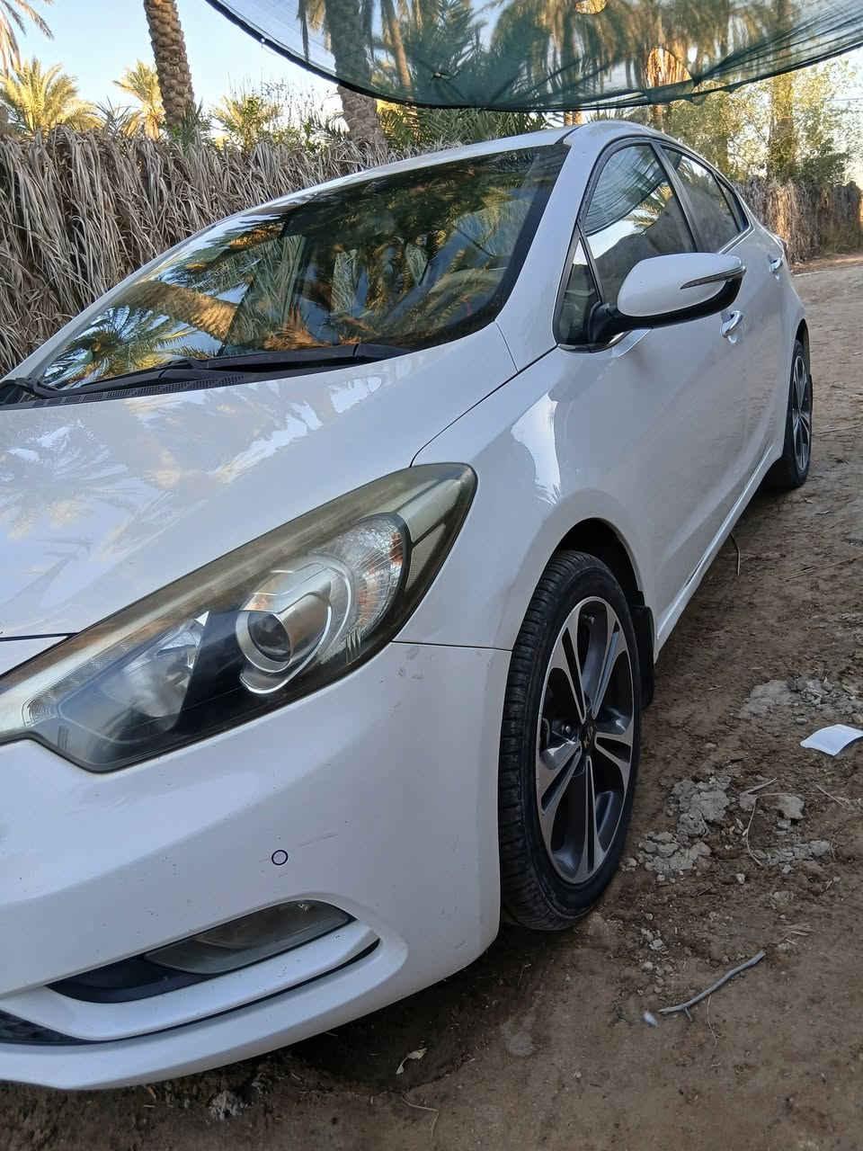 السلام عليكم
كيا سيراتو ،2014
خليجي فول عدا البصمه 
رقم اربيل 
بيها هلال الجاملغ الخلفي جه السايق 
وباب تبديل جه العبري 
السياره معروضه ب 117  وبيها مجال 
***********
