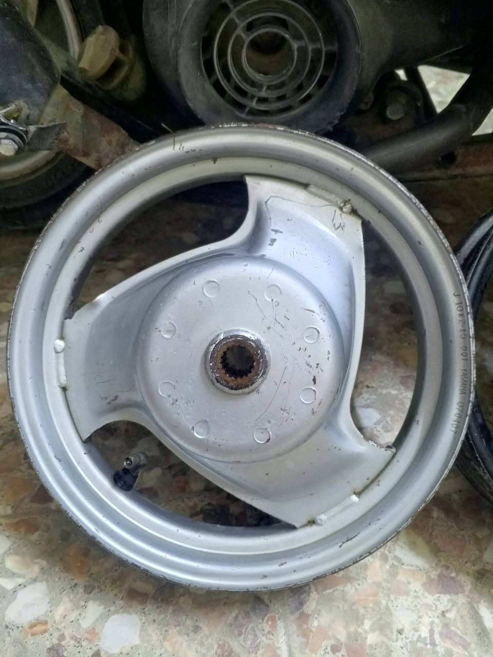 السلام عليكم

وياله ماكس للبيع خلفي وامامي نضاف وويل 4 كير خلفي قيم باليرضي الله 

مكاني ديوانيه حي العسكري متواجد خاص وعلى الرقم ***********
