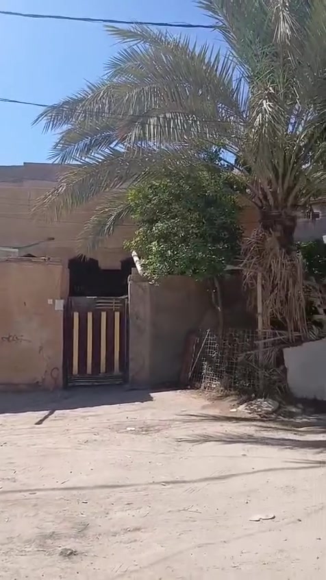 سلام عليكم بيت المساحة 247متر  يتكون البيت من ستقبال 8×4من صاله 5×7من مطبخ 5×3×من غرفة نوم العدد2/ 4×4 /4×5وصحيات داخليه وخارجيه هاذا بل النسبه لطابق الرضي الطابق الثاني يتكون من مطبخ 3×5 صاله صغيره غرفة نوم العدد 2وحدة قياسه 4×4وحدة قياسه 4×6وصحيات وسطح البيت خلف الدفاع المدني السعر 180وبي مجال رقم الهاتف ***********
