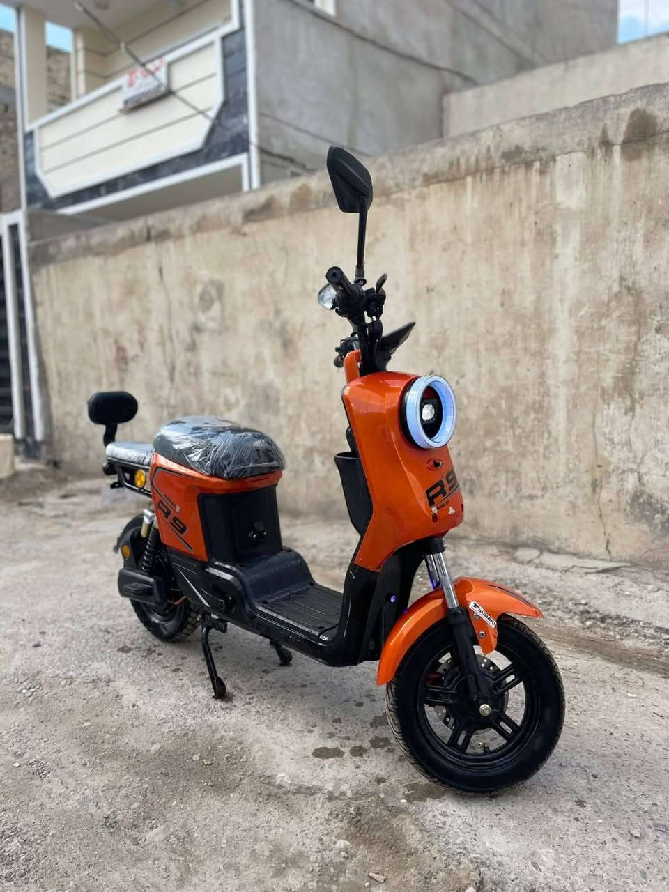 السلام عليكم
 دراجه نضيفه للبيع كامله كل نقص مابيهه 
باتريات نضيفه 
كهربائيات كله شغاله 
تايرات جديده 
بريكات 
لاتات زنون 
كشنات جدد 
مرايات اصليه 
هذه رقمي ***********
مكاني بغداد الامين الثانيه 
 عارضهه 325
