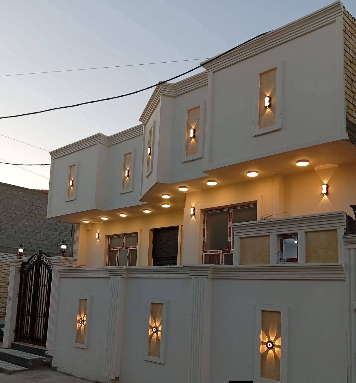 فرصة العمر.. بيت "صفر" لم يسكن من قبل! 🔑
لعشاق الحداثة والمواقع المميزة في الرمادي، نعرض لكم داراً سكنية (بناء طابوق) بتصميم راقي وتفاصيل متكاملة.
• 📍 الموقع: الرمادي - شارع 40 (خلف عمارة القند) - موقع استراتيجي وهادئ.
• 📐 المساحة: 140 متر مربع.
• 🏗️ حالة البناء: حديث جداً (صفر) لم يسكن سابقاً.
• 📑 سند العقار: طابو زراعي (سند 25) تحويل مباشر.
تفاصيل الدار:
• غرف نوم عدد (2).
• صالة داخلية كبيرة + صالة إضافية في الطابق الثاني.
• استقبال واسع للضيوف.
• مطبخ مجهز + مجموعة صحية متكاملة.
• مناور لتهوية وإضاءة طبيعية ممتازة.
📞 للاستفسار ومعاينة البيت: ***********
