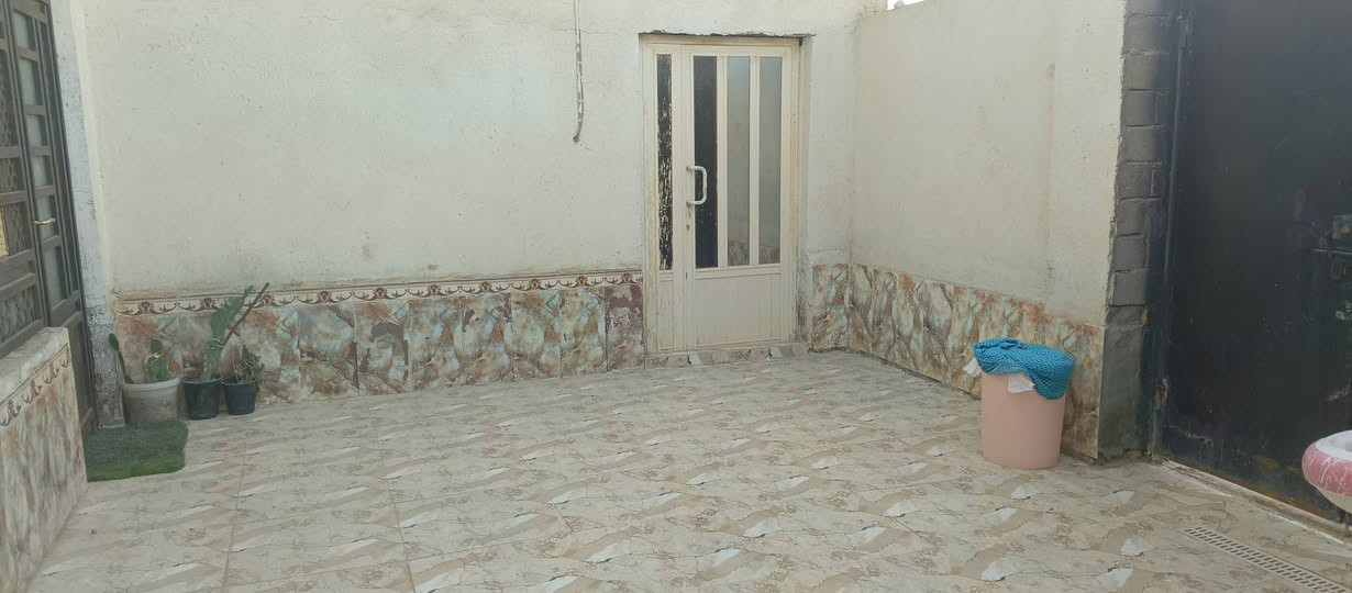 بيت للبيع فضليه...ثلاث غرف.. صاله..ديوانيه..مغاسل داخلية وخارجية..مطبخ... ترك داير البيت...ستاره.عاليه .. مساحة البيت 210  شارع طاقة الكهرباء القديمه السعر 38 وبيه مجال للشراي تفاصيل اكثر واتساب.***********
