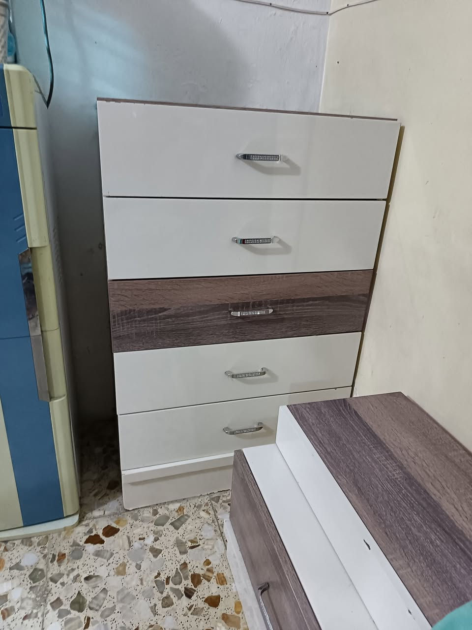 سلام عليكم
غرفة نوم للبيع ٧ قطع ميز تواليت بيبان سلايت جرباية بيها نشرة كهربائية ام المخزن بيها جك ميوزة الجرباية اربعه جرارات نضافة ٩٠٪ *********** بغداد الامين الثانية
