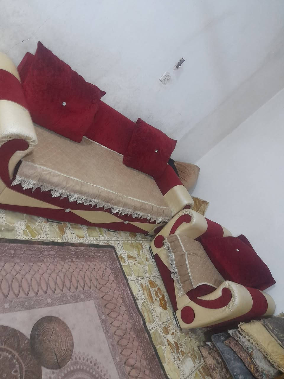 ٥ قطع
العبيدي    ٣٥٠ 
***********
