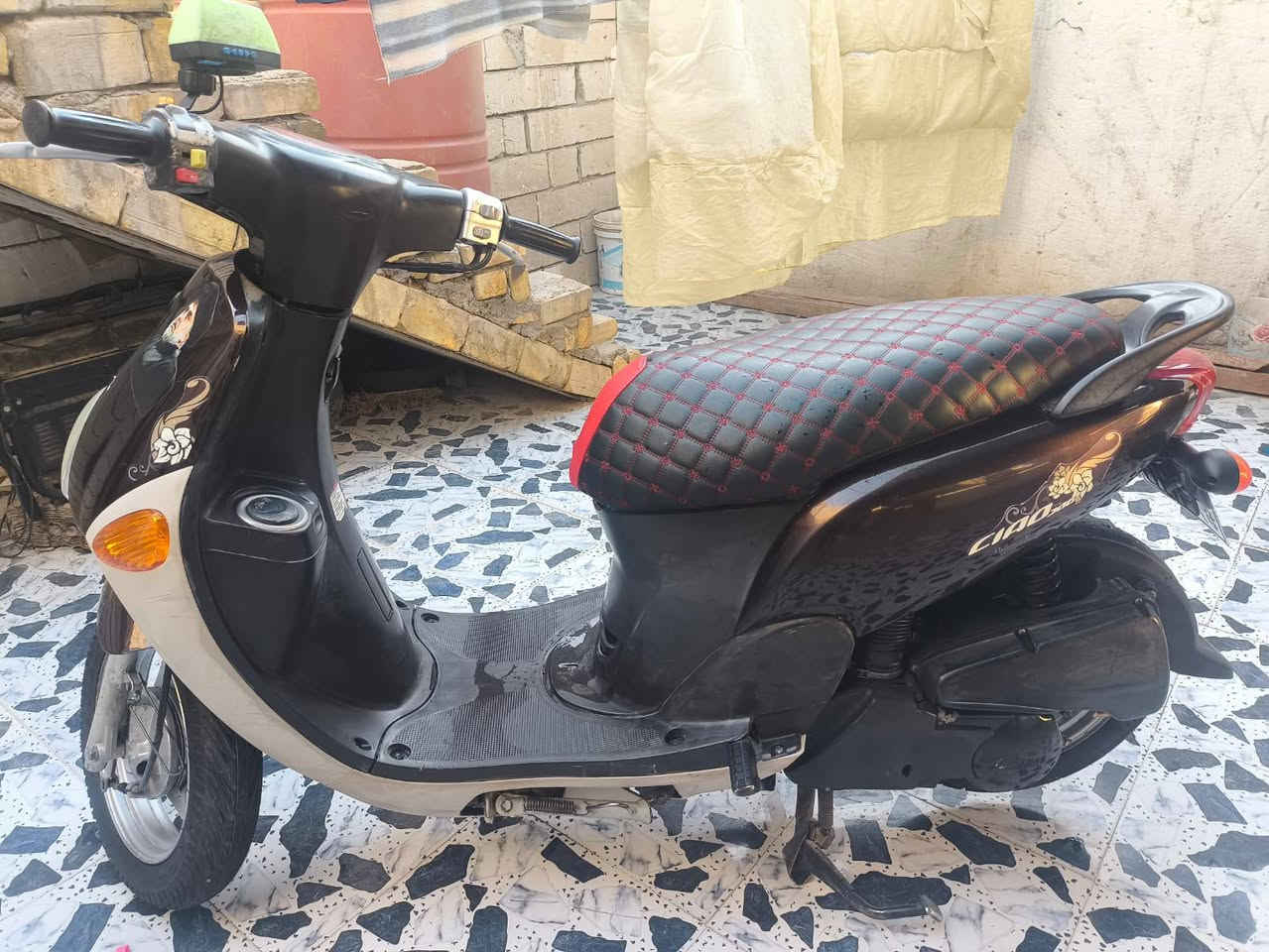 السلام عليكم دراجه فله دراجه جديده ما متعوبه حلوه  مكينه ناعمه كفرات بلاديه كلشي بلادي دراجه خير من الله 2011 السعر 900وبيهه مجال حك الجيه  العنوان العماره منطقه ابو رمانه ***********
