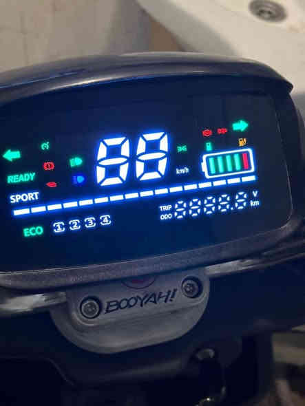 سلام عليكم دراجه شحن نوع R12 شركه ABK بيها 6 بطاريات ملف 1800w بيها نظام بك  رجوع للخلف ونظام P للامان ورماش وقفل ستيرن بيها 4 سرع توصل لحد 99 حقيقي صوت ملف عالي كلش سويجين وبصمتين تشغيل عن بعد وقفلها وتنبيه وياها شاحنتها الاصليه مكان بغداد حي اور ام الكبر الرقم للمزيد من التفاصيل***********
