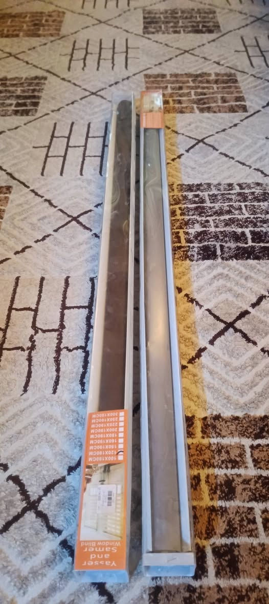 ثلاجة صغيرة ((غير مستعملة))+ بردات مكتبية طول (120)
سعر الثلاجة:150
سعر البردة الواحدة 10 
للتواصل واتساب/ ***********
