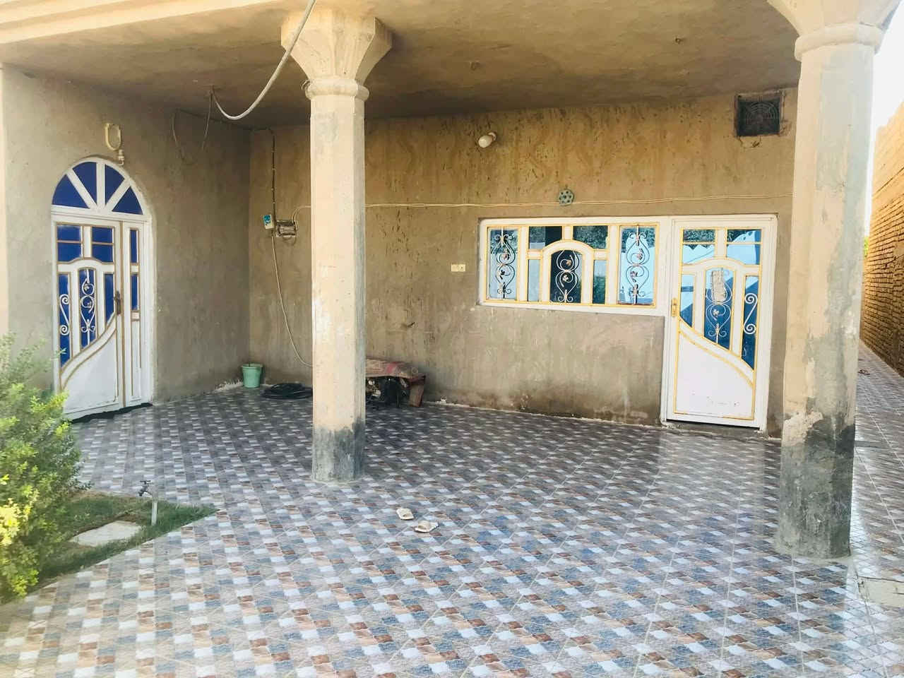 السلا عليكم بيت بحي الحكيم البيت مساحته ٢٩٥ متر ١٣ في ٢٣ نزال يتكون من طابق واحد غرفتين نوم خمسة ونص في اربع امتار ، استقبال سبعة ونص في اربعة وربع كراج يدخل فيه سيارتين ، البيت واقع بين شارع الميناء وشارع الحولي قريب على الحولي بمسافة ٣٠ متر زراعي  سند ٢٥ السعر ٦٦ وبي مجال للشراي


**إذا كنت صاحب هذا الإعلان وتريد حذفه لأي سبب، رجاءا أرسل رسالة إلى الدعم الفني**