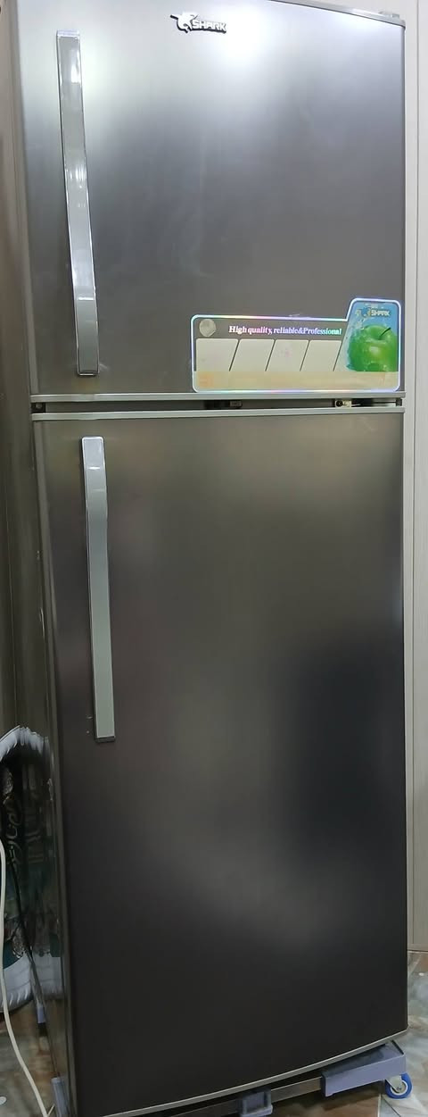 ثلاجة شارك نضيفة للبيع التواصل مع الرقم ***********
