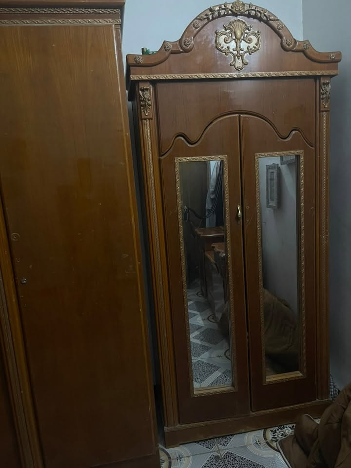 غرفه اخشاب للييع قيم السعر بيها اضرار بسيطه خشبه الجربايه مكسوره للاتصال ***********
