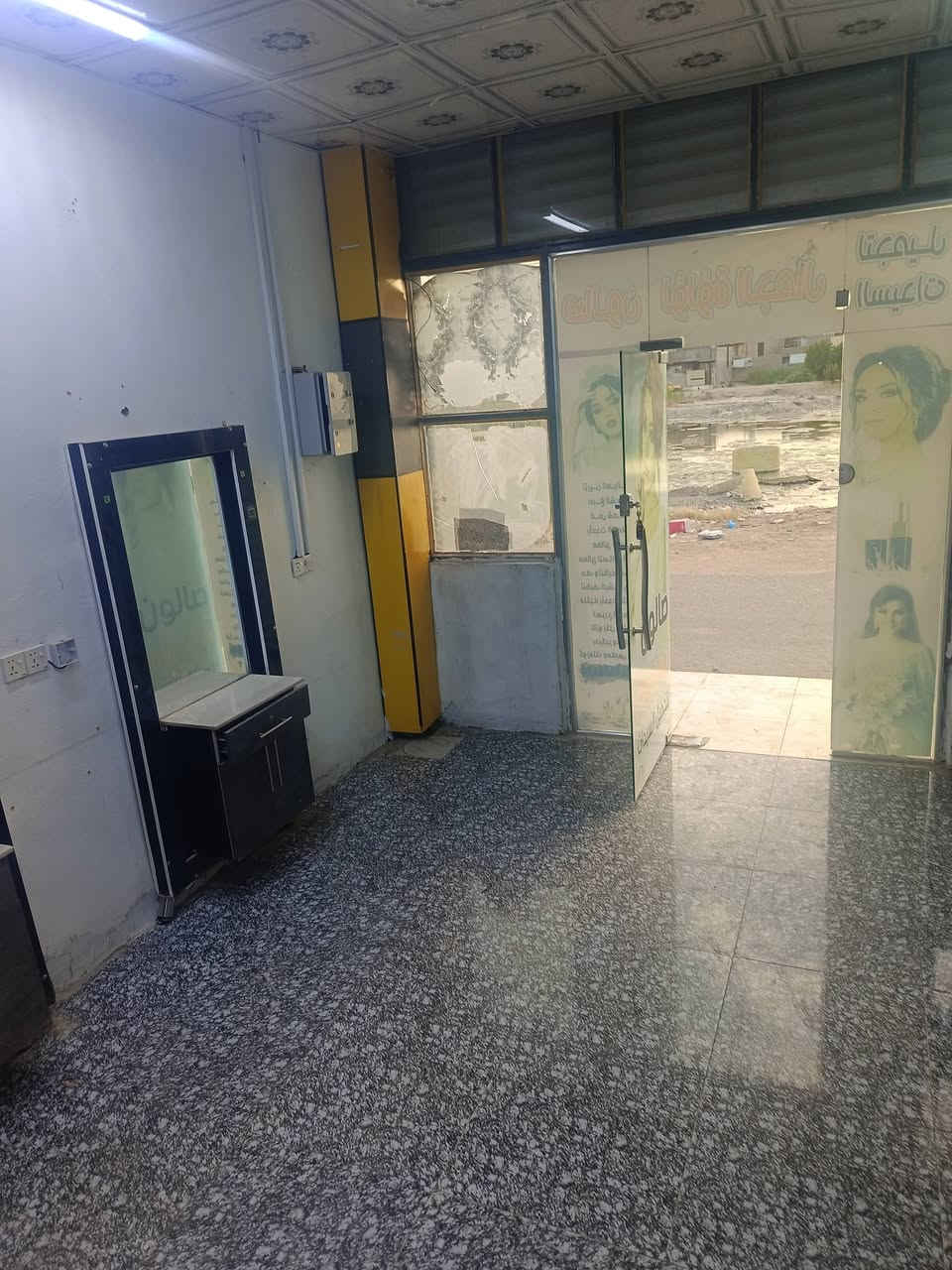 *********** محل للايجار 
في حي الأمير مقابيل المدرسة الصينية مجهز من كهرباء ومياه كان مسبقاً صالون للاتصال على رقم ***********
