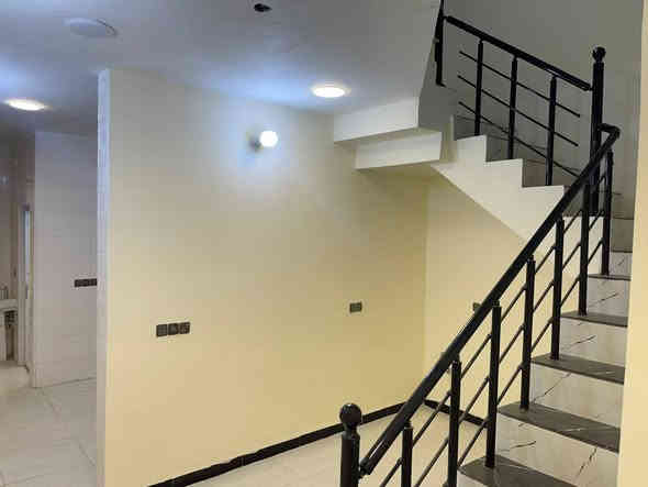 بسم الله الرحمن الرحيم السلام عليكم دار للبيع المساحه ١٠٠ عقد زراعي ١١٧  منطقه كامله من كلشي تبليط مجاري كهرباء  متر طابق ونصف  مشمول بتمليك يتكون من غرفتين  نضام سويت كامل وستقبال وحمامات  بوب الشام  شارع التربيه بدايته مدخل الحاج ضيفان للستفسار ***********
