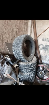 عدي ذني التايرات للبيع عدد 4 تخم وحجم الويل الي يكعدن عليه 20 والسعر 2...