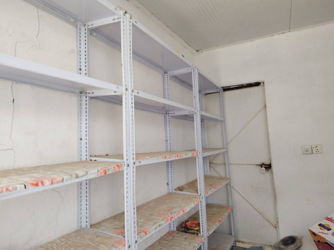 سلام عليڪم شباب رفوف حديد نظافة 90% طولهن مترتين وعرضهن متر و6 قطع ڪل قطعه بيها 5 رفوف "

سعرهن 180 وبيهن مجال للشراي.

للاتصال:  ***********
