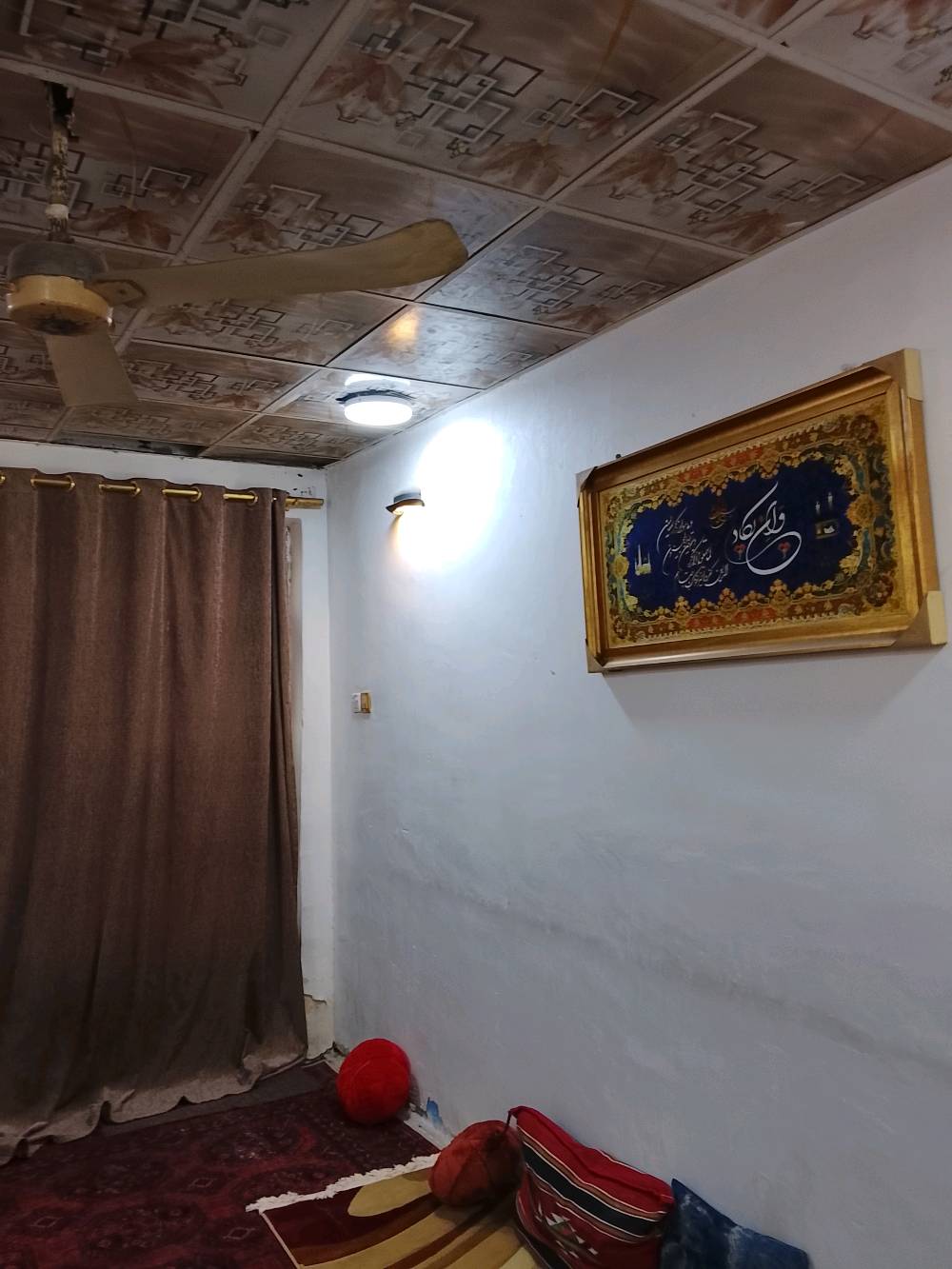 بيت شارع سالم ٧٥م طابقين اربع غرف ومطبخ وحمام ركن على شارعين جاهز للسكن *********** تفاصيل اكثر تجي وشوف وتقتنع 